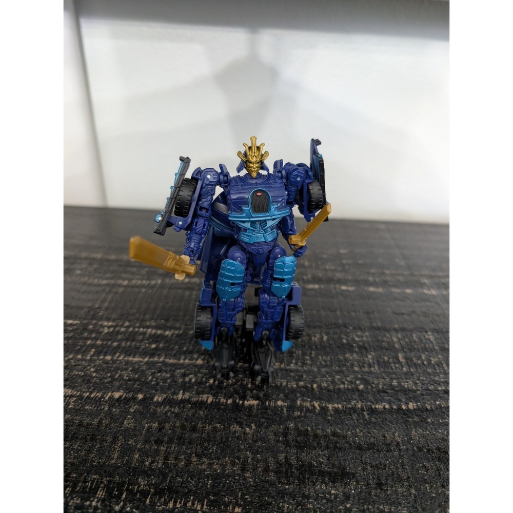 Transformers Autobot Drift AOE Deluxe Class - Figure Includes Both Swords